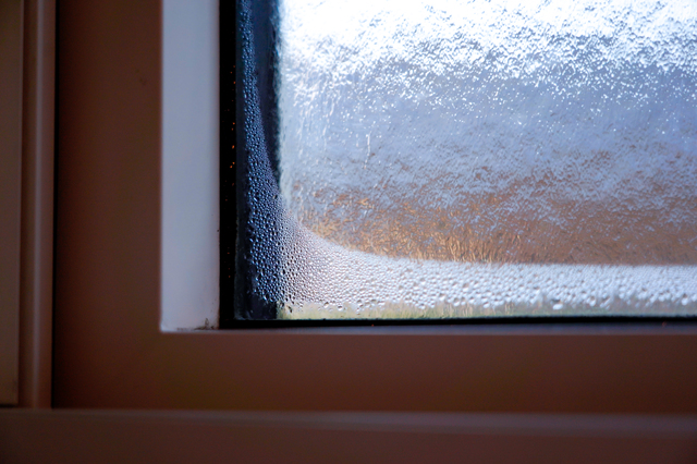 窓の結露は窓下ヒーターで防げます！その方法は？ | 電力・ガス比較サイト エネチェンジ
