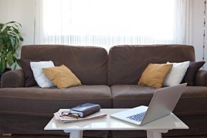 狭い部屋には1つで2役な家具を使った収納術で解決！