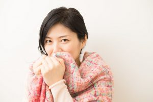 大判ストールは巻き方次第で印象が変えられる万能アイテム