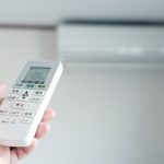 エアコン暖房時の設定温度の目安を解説！快適に過ごす7つのコツと節約術