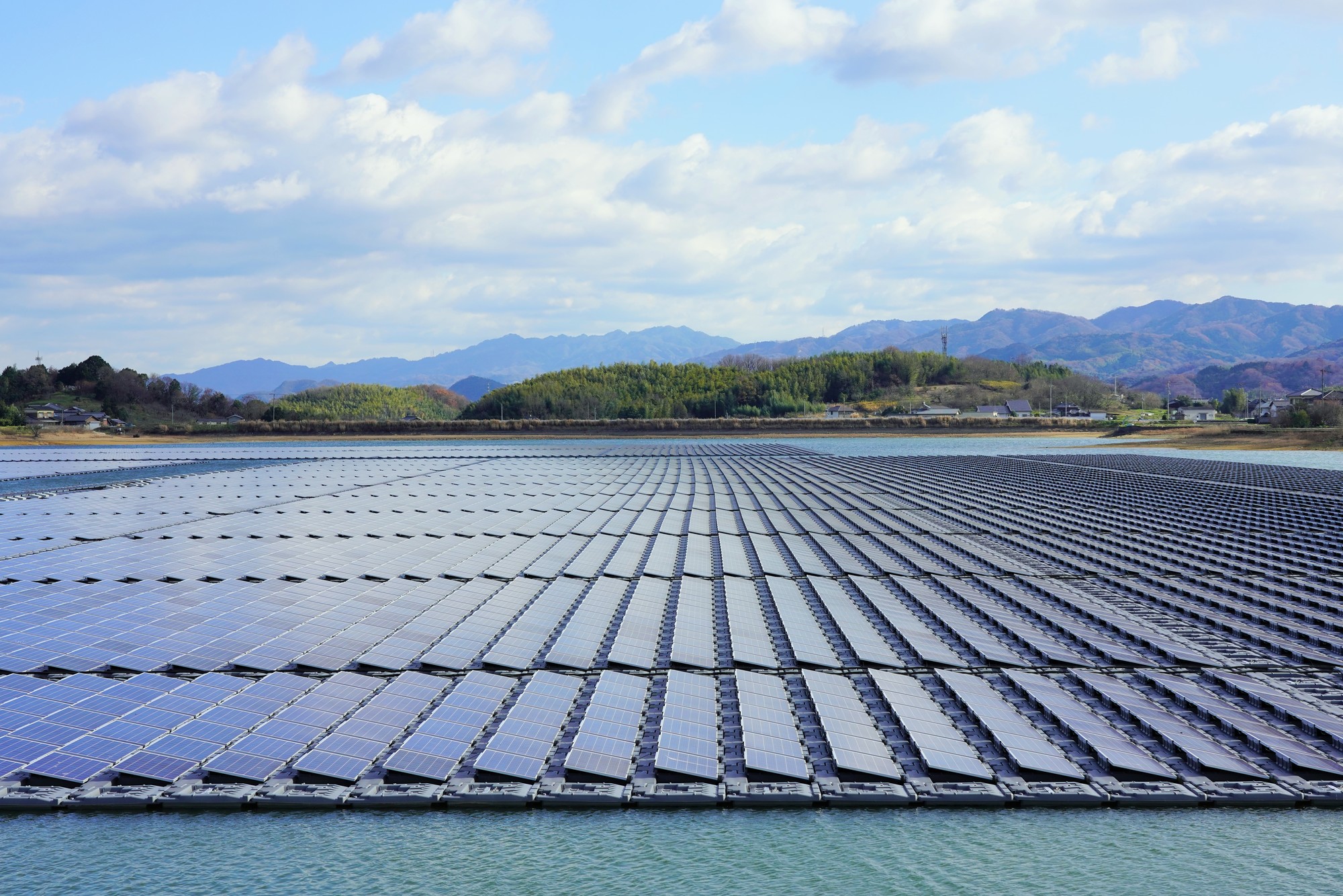 ため池に水上太陽光発電 香川県で建設ラッシュがなぜ続く エネルギー自由化コラム 電力 ガス比較サイト エネチェンジ